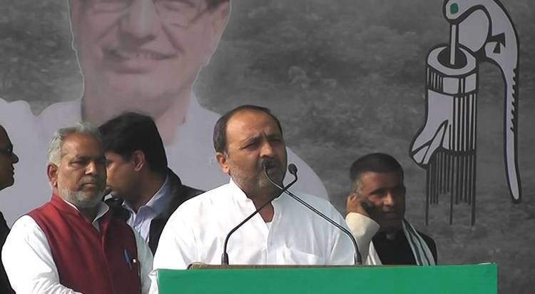 एक जनसभा को संबोधित करते हुए।