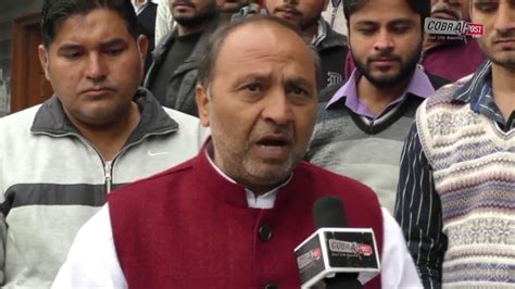 पत्रकारों से बात करते हुए।