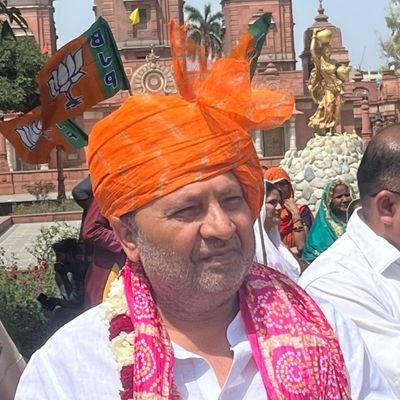 एक सार्वजनिक आयोजन में।
