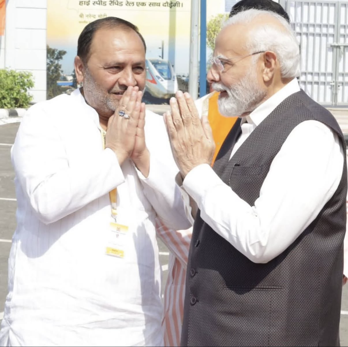 प्रधानमंत्री नरेन्द्र मोदी के साथ